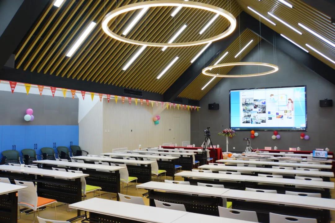 “獎杯凝聚千鈞力，開啟文化新紀(jì)元”——記“感動課堂”剪彩、“感動講師”授予暨年度評優(yōu)頒獎活動